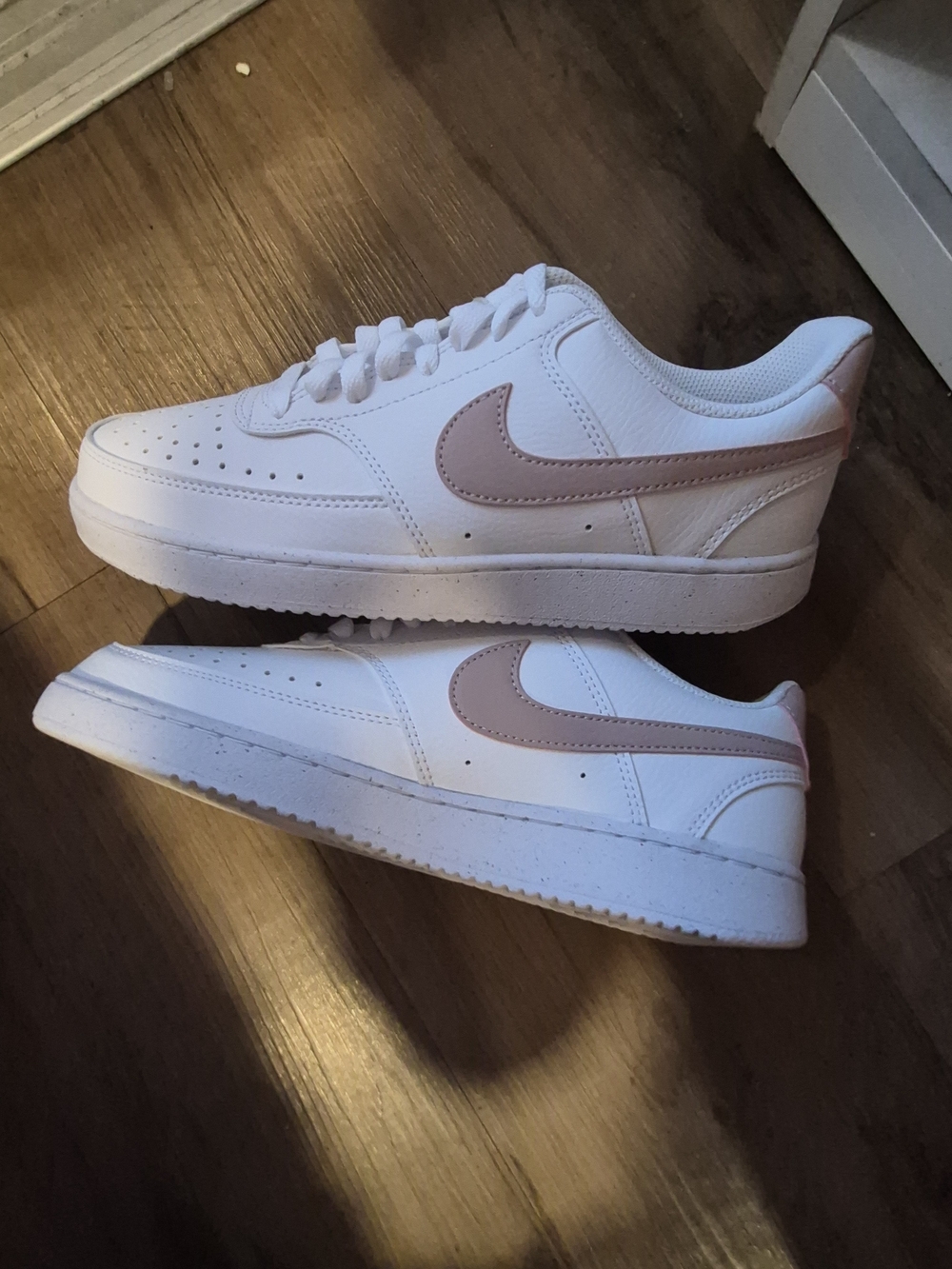 Woman Men's Low-Top Sneakers with Pink Swoosh